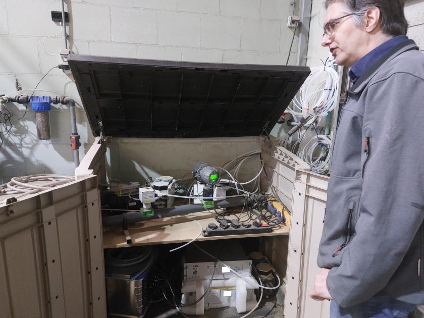 Jan Vonk demonstreert de meet- en analyseapparatuur op De Marke&rsquo;